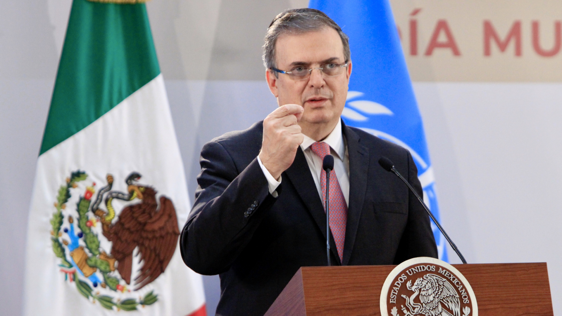 Frenar el flujo de personas y mercancias es una mala idea: Ebrard