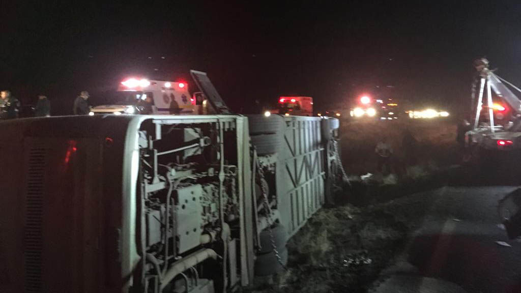 Volcadura de autobús deja once muertos en Zacatecas - el-autobus-volco-sobre-su-lado-izquierdo