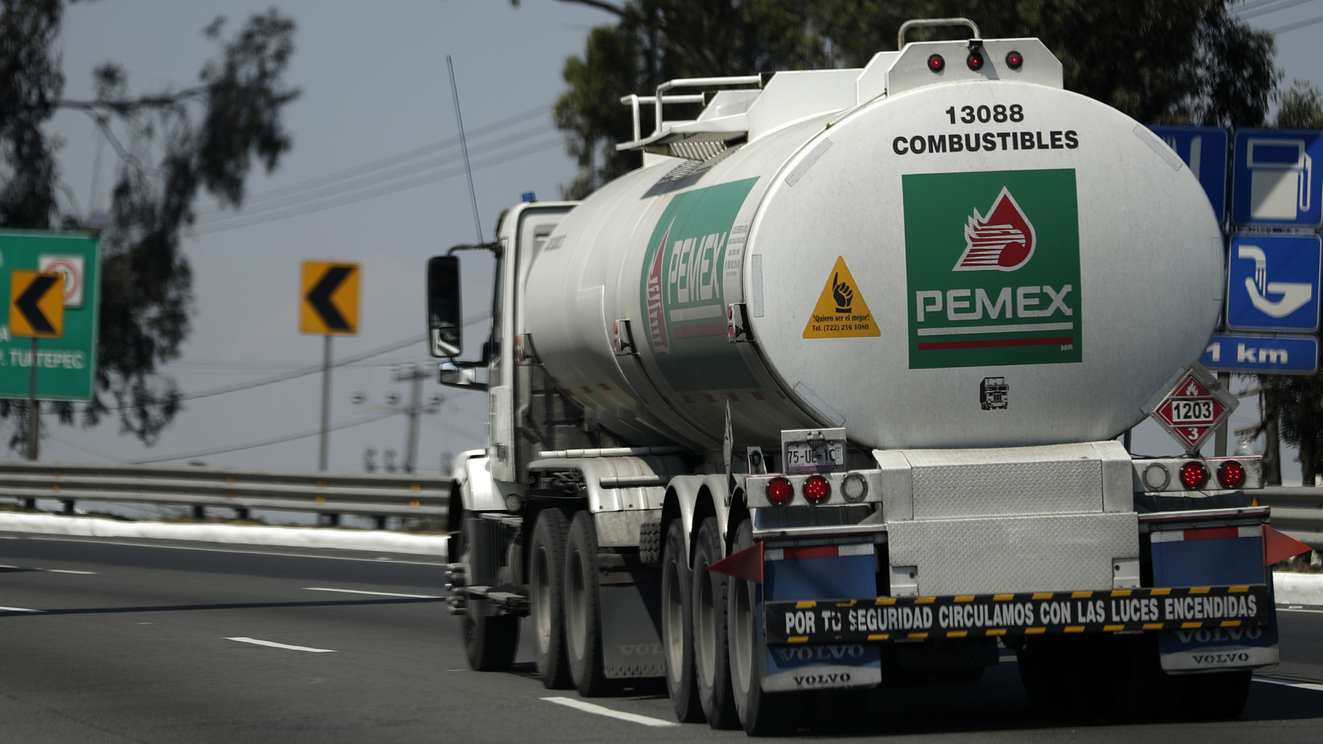 Pipas adquiridas en crisis de combustible en 2019 “ahí están, trabajan diariamente”: AMLO Pipas adquiridas en crisis de combustible en 2019 “ahí están, trabajan diariamente”: AMLO