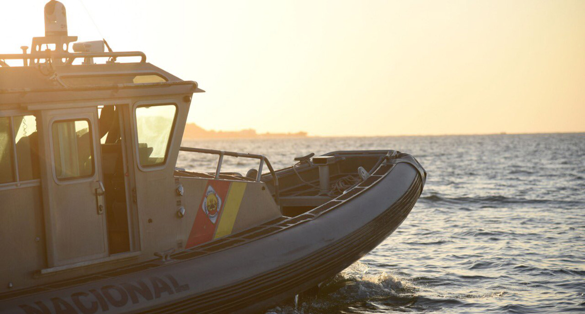 Rescatan a hombre y niño a la deriva en el Océano Pacífico - embarcacion-de-la-armada-de-colombia