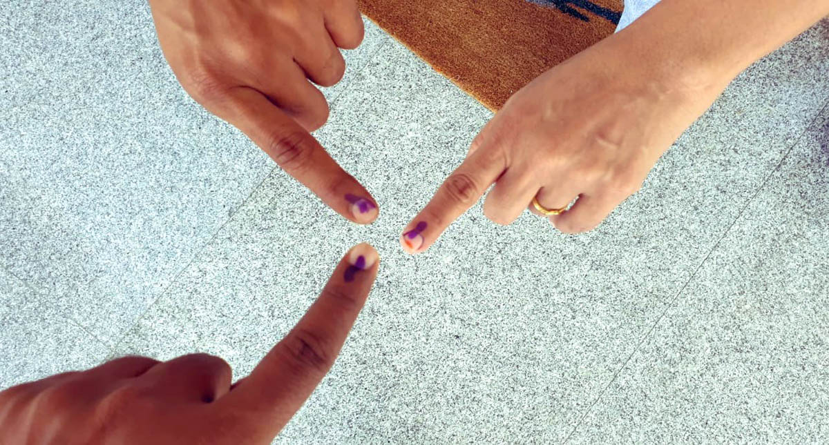 Hombre se mutila tras equivocarse al votar en India