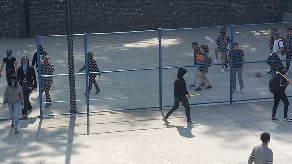 Encapuchados toman instalaciones de Prepa 6 por presuntos casos de acoso