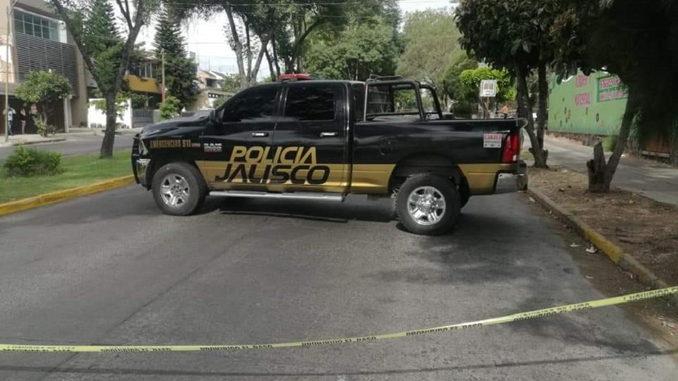 Hombre asesina a su esposa afuera de Casa Jalisco