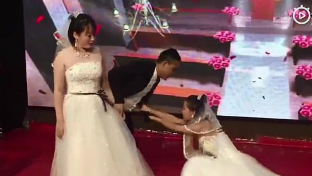 #Video Mujer llega vestida de novia a boda de exnovio