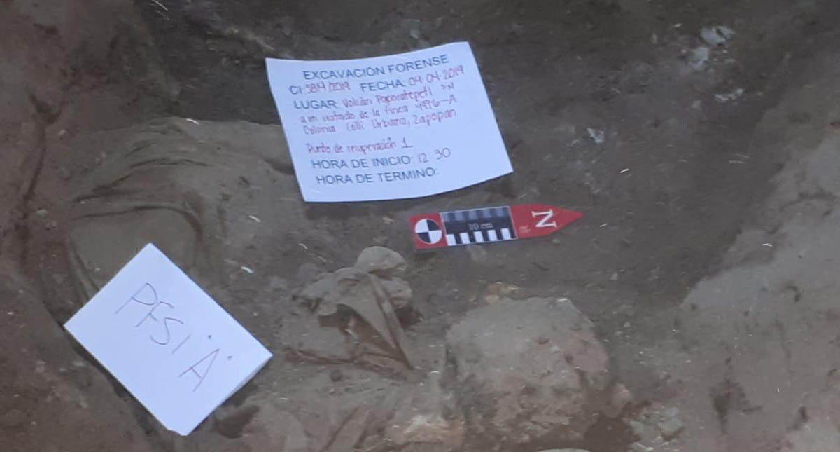 Hallan 12 cadáveres en fosas clandestinas dentro de casa en Zapopan