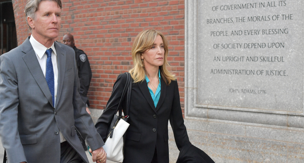 Felicity Huffman y Lori Loughlin comparecen ante la Corte - felicity-huffman