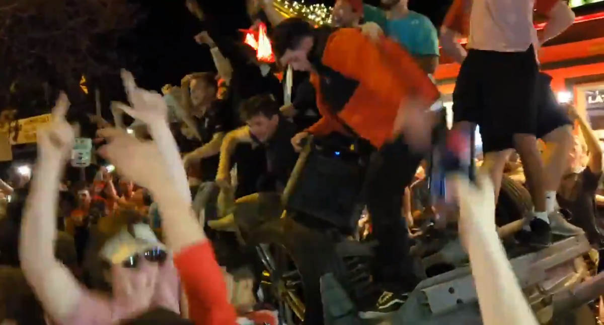 #Video Fanáticos celebran victoria de basquetbol con disturbios