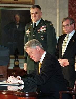 EE.UU. reactivaría norma para demandar a empresas cubanas - firma-de-la-ley-helms-burton