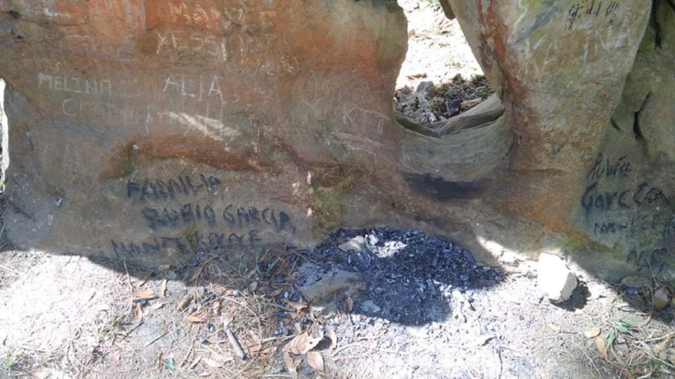 Familia vandaliza piedra milenaria en El Cielo, Tamaulipas - formacion-rocosa-vandalizada