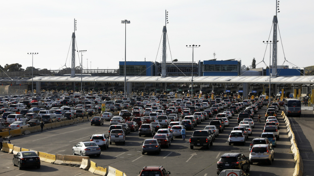 Por coronavirus, Trump prevé limitar cruces ‘no esenciales’ con México