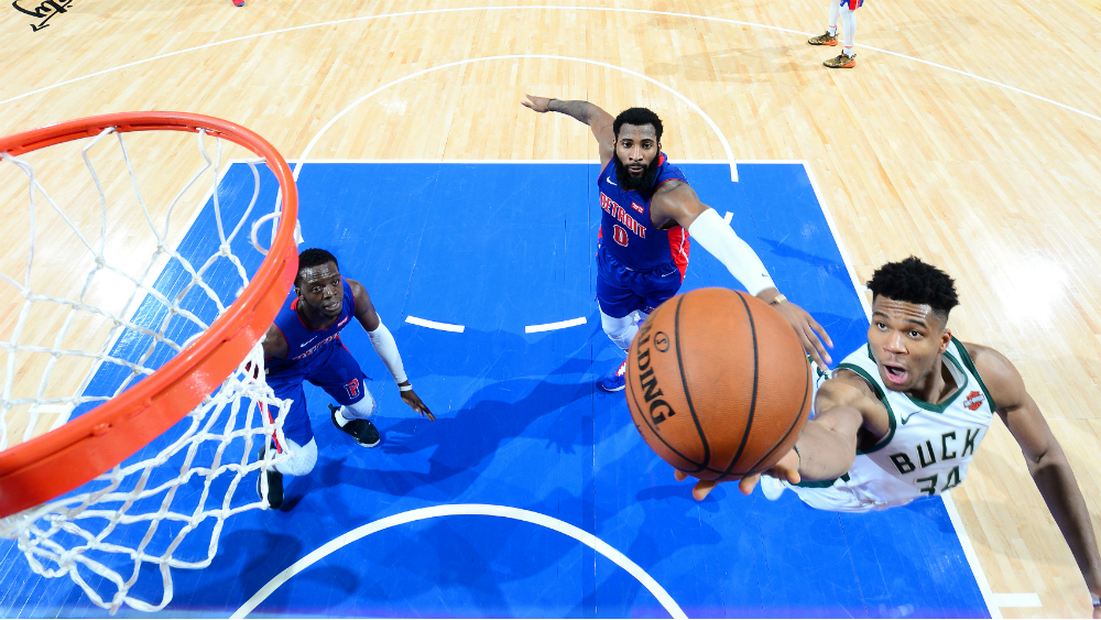 Milwaukee Bucks aplastan a Pistons y avanzan a segunda ronda de playoffs