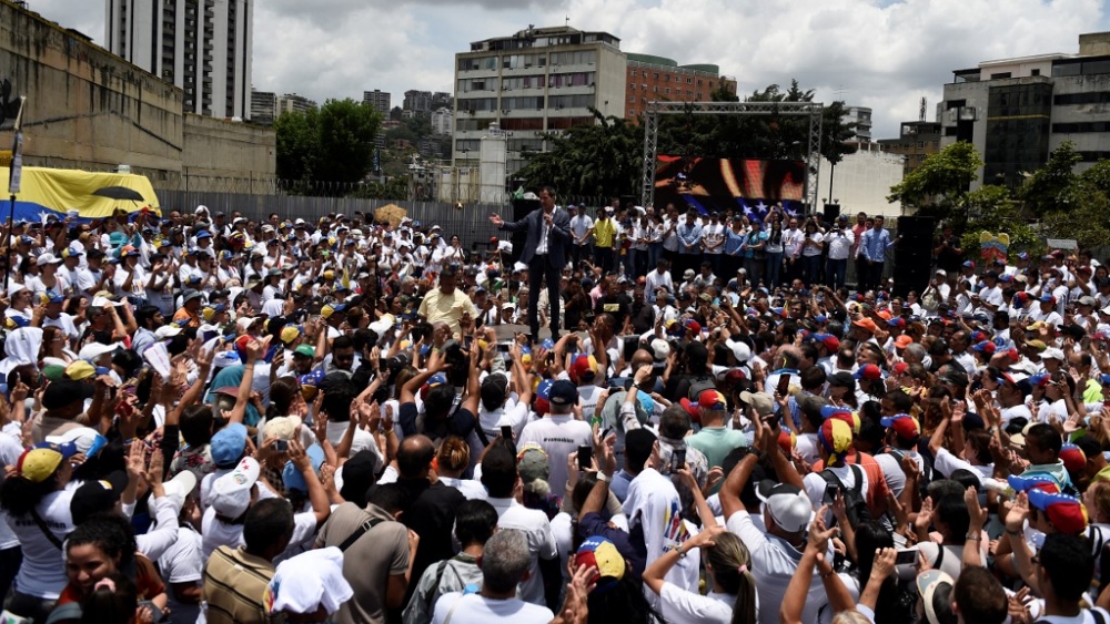 Guaidó y Maduro miden fuerzas previo a marchas del 1 de mayo
