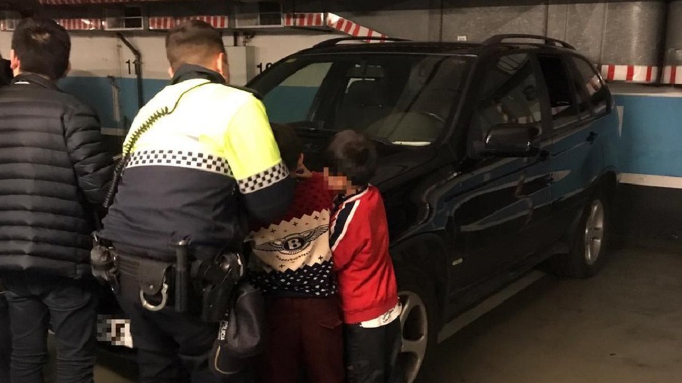 Padre deja a sus hijos en el auto para irse al casino