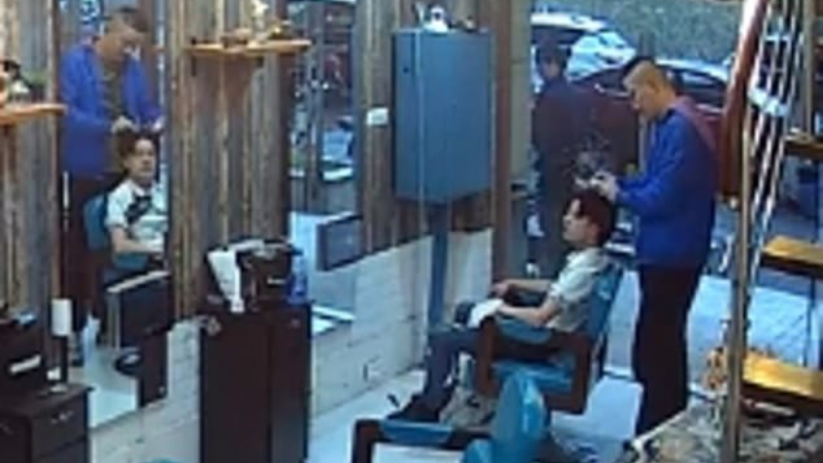 #Video Hombre ataca y rapa a peluquero por mal corte de cabello