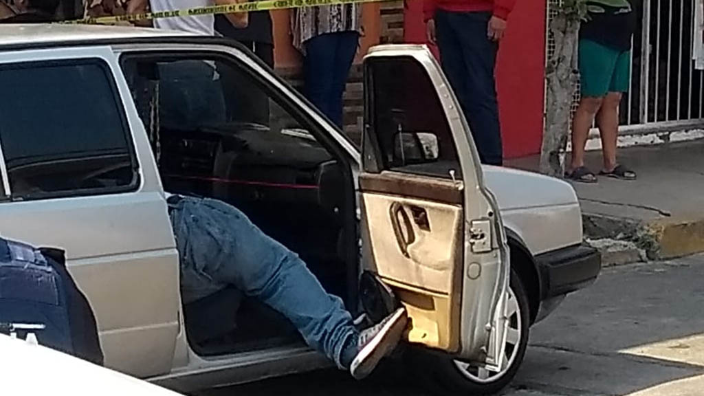 Asesinan a hombre y lesionan a bebé y a joven en Tláhuac - hombre-asesinado-a-bordo-de-auto-en-tlahuac