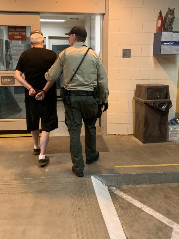 Detienen a hombre que se hacía pasar por agente de ICE - hombre-detendo-e1556236169508