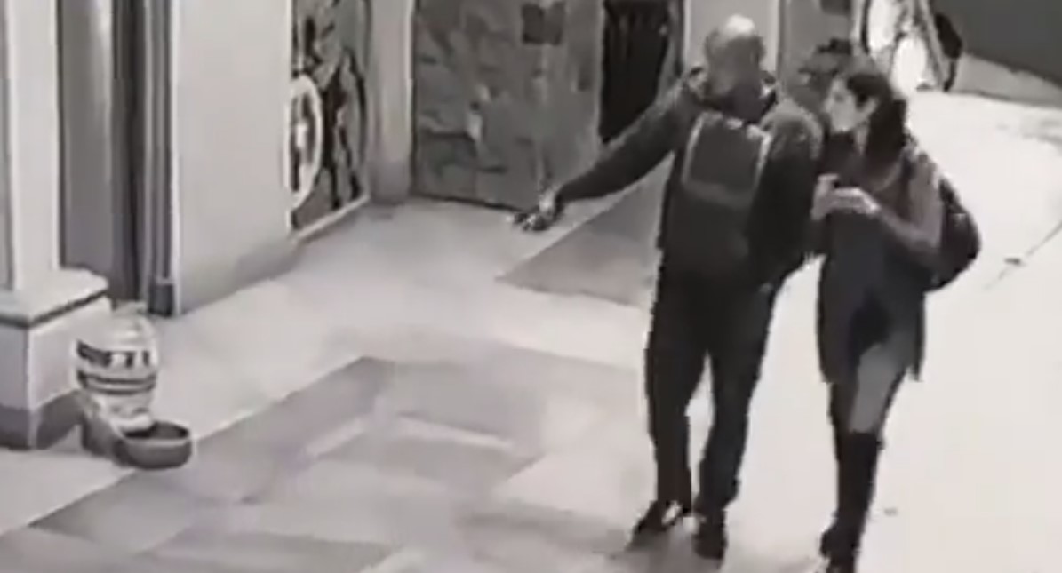 #Video Pareja roba bebedero para perros en plaza comercial de Tijuana