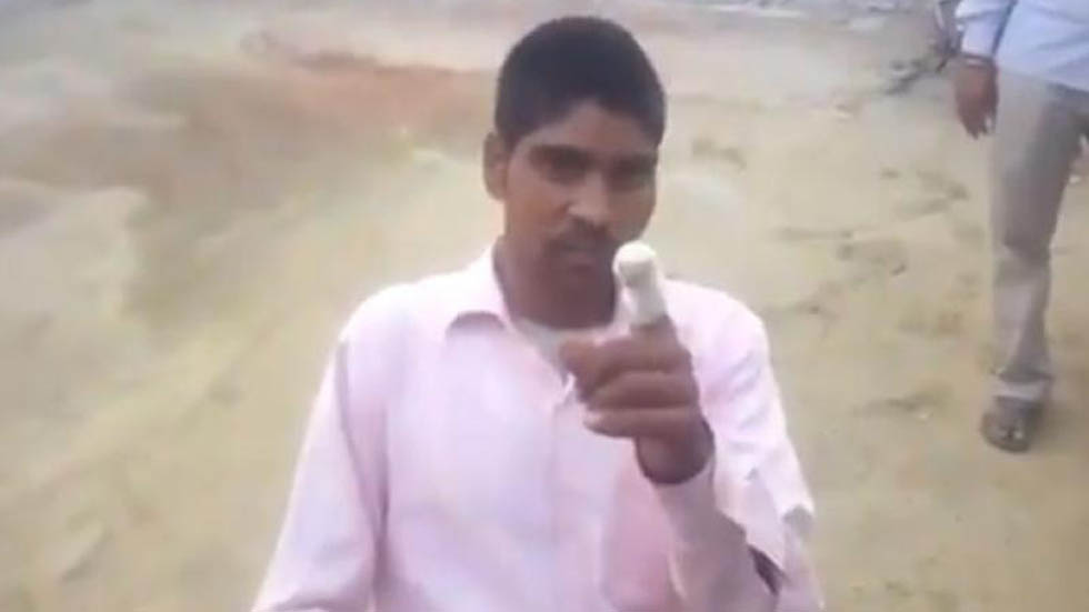 Hombre se mutila tras equivocarse al votar en India - hombre-mostrando-su-dedo-vendado-tras-cortarselo