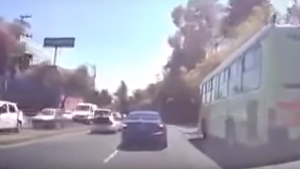 #Video Hombre escapa de cajuela de auto en movimiento sobre Constituyentes - hombre-saliendo-de-cajuela