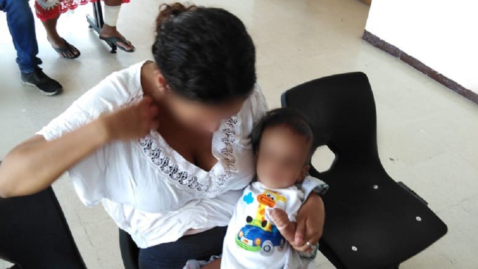 Migración retorna a 148 indocumentados a Cuba - hondurena-con-su-bebe-en-el-hospital