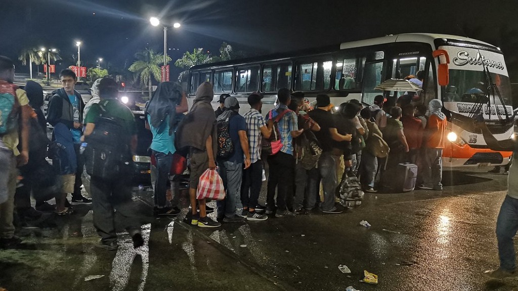 Parte caravana de mil migrantes hondureños hacia EE.UU. - hondurenos-abordando-autobuses-hacia-eeuu