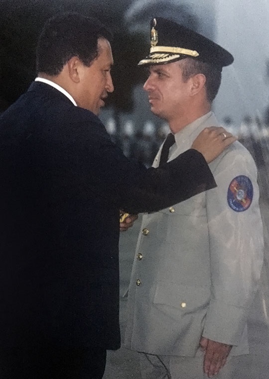 Detienen a exdirector de Inteligencia Militar de Hugo Chávez - hugo-carvajal-con-hugo-chavez