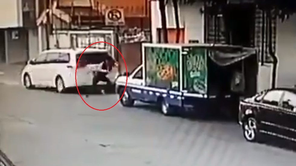 #Video Automovilista ahuyenta a asaltante con disparo - huida-de-delincuente