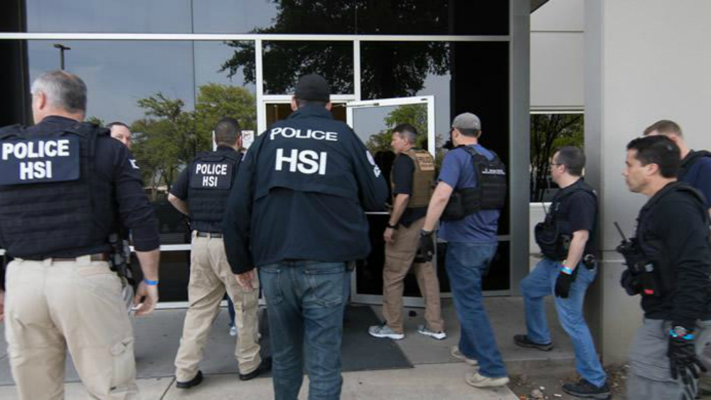 ICE arresta en Texas a 280 presuntos trabajadores indocumentados en redada