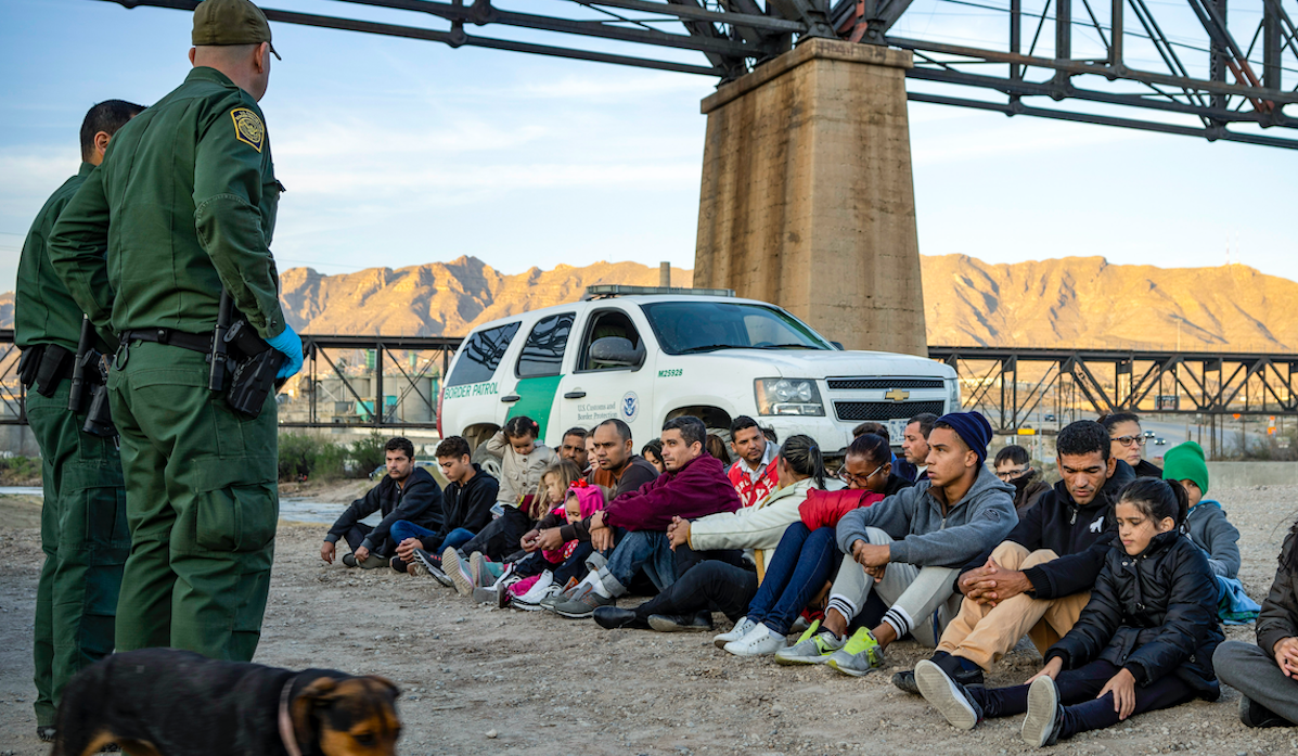 Enviar migrantes a ciudades santuario no es primera opción, pero se mantiene: Sarah Sanders