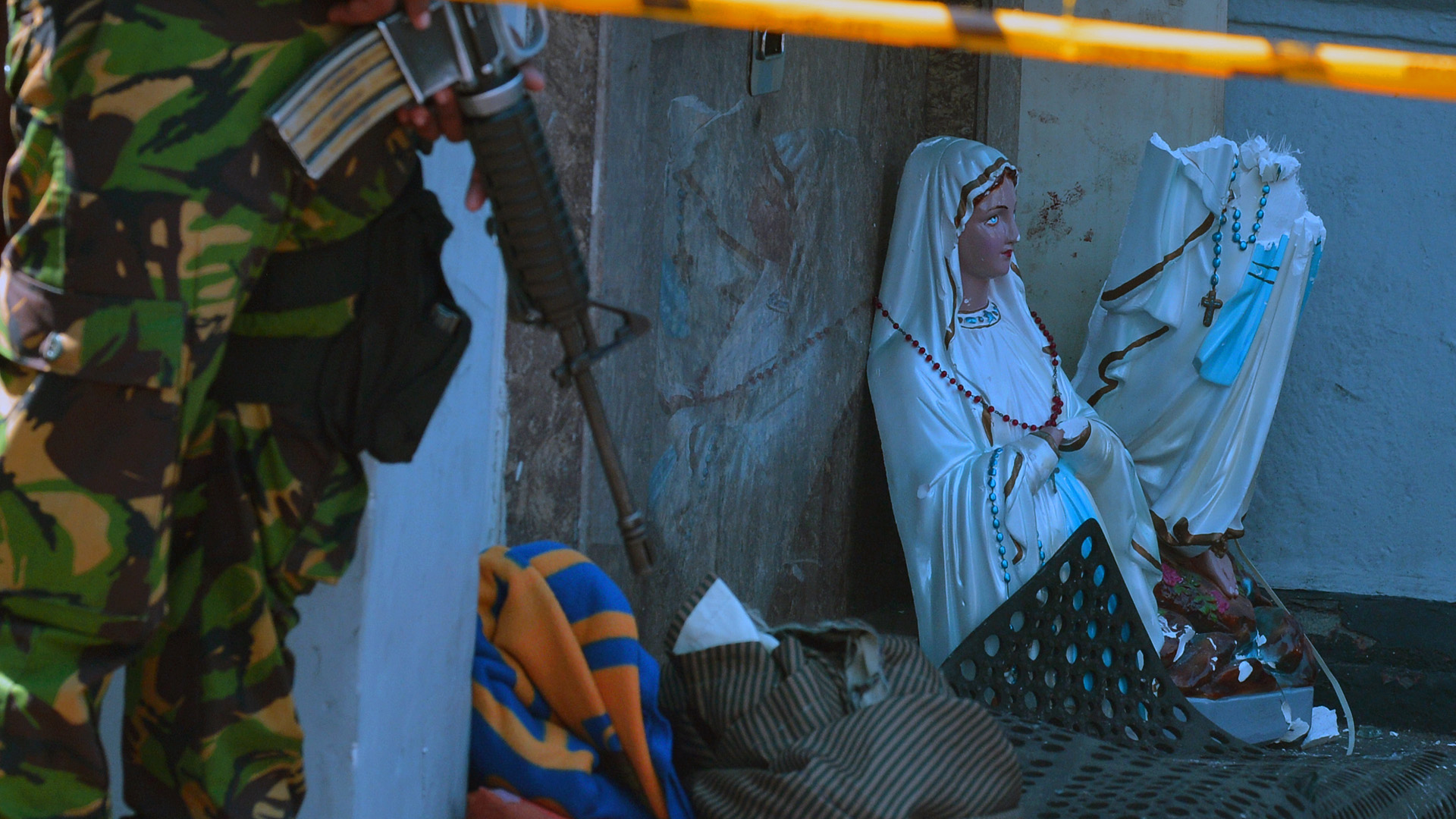 Atentados dejan al menos 207 muertos en Sri Lanka - imagen-religiosa-partida-por-la-mitad-por-atentados-en-iglesias-de-sri-lanka