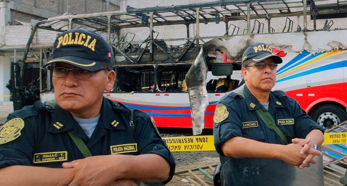 Incendio de autobús deja 17 pasajeros muertos en Lima, Perú