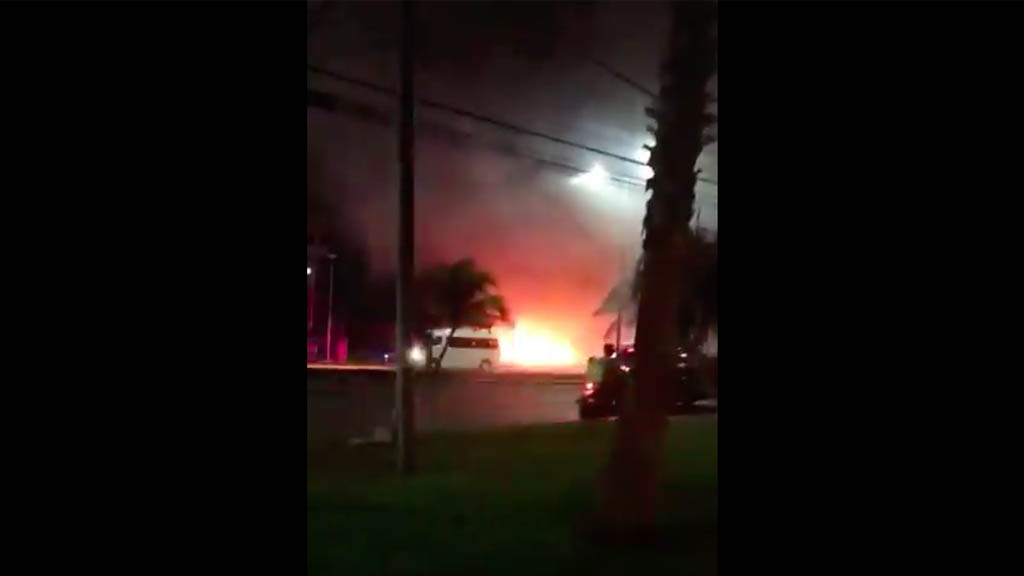 Incendian local de renta de autos de lujo en Cancún
