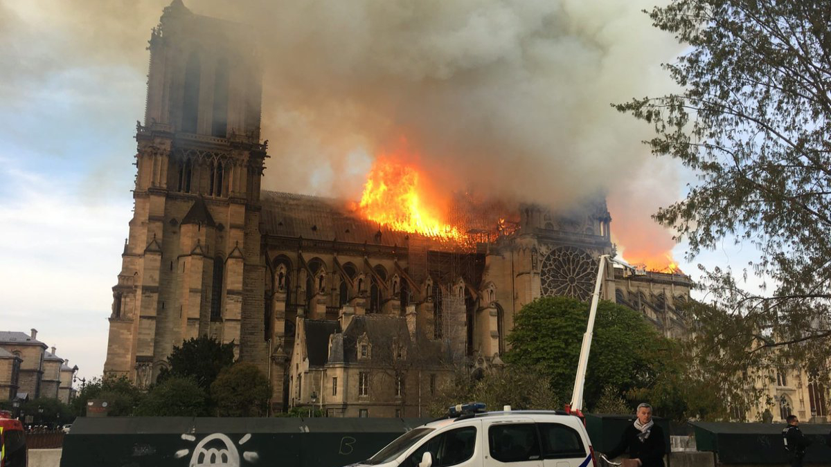 Se derrumba el techo de la catedral de Notre-Dame