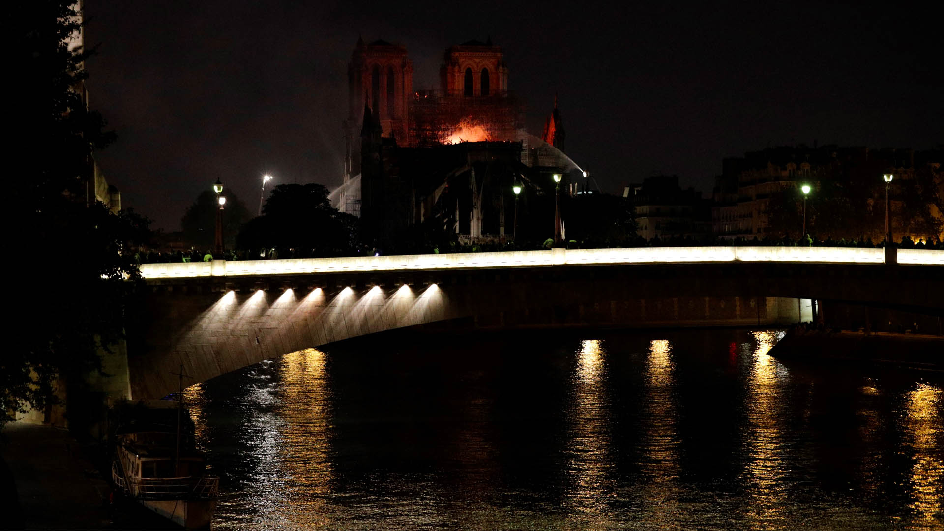 Usar aviones cisterna podría destruir la catedral de Notre-Dame