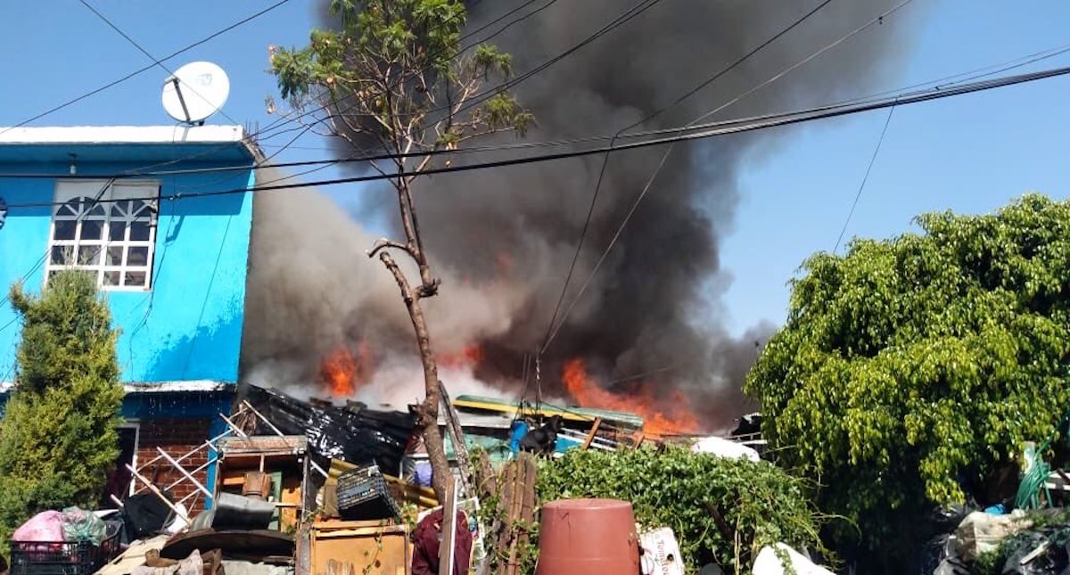 Dos lesionados por incendio en hogar de Ecatepec