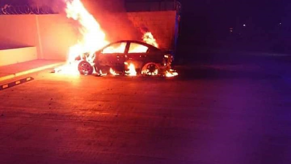 Ataque armado a comandancia deja dos muertos en Chihuahua - incendio-de-auto-por-ataque-a-comandancia