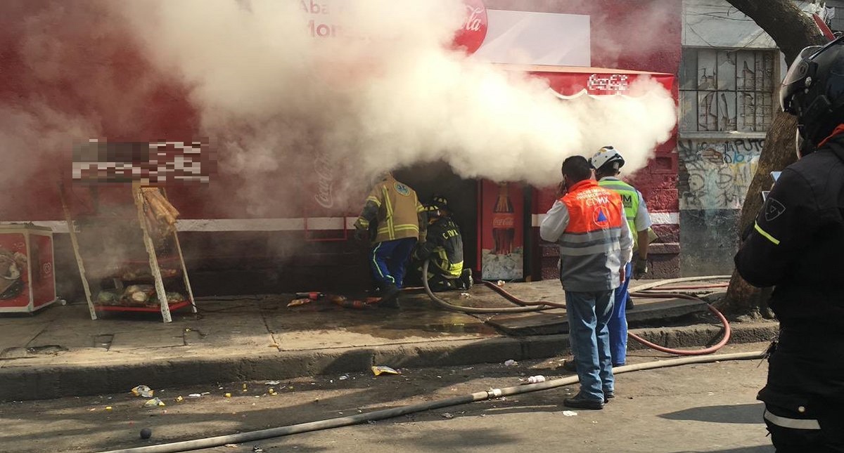 Controlan incendio en tienda del Centro Histórico de la CDMX