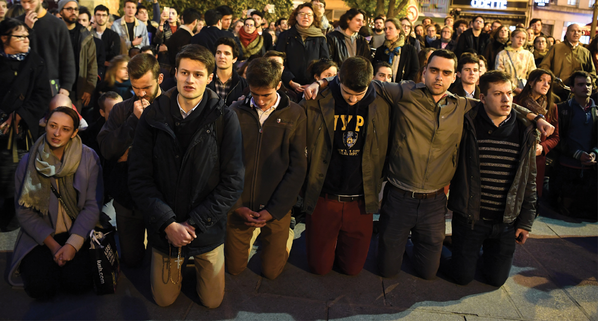 #Video Parisinos cantan frente a incendio en Notre-Dame