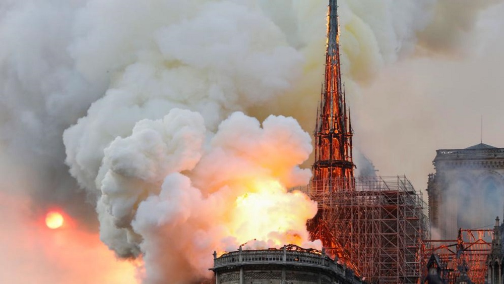 Conmoción en Francia por incendio de catedral de Notre-Dame