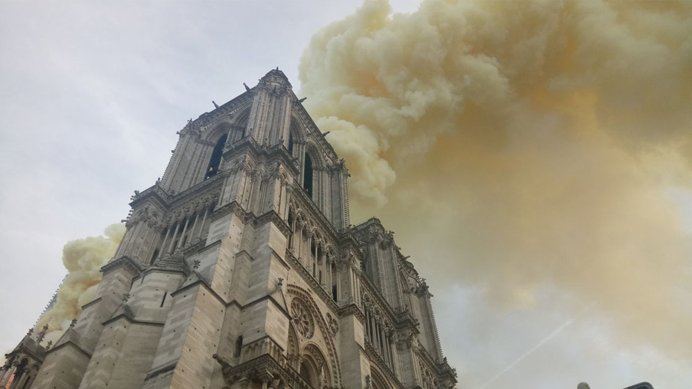 Trump sugiere desplegar aviones cisterna para combatir incendio en Notre-Dame