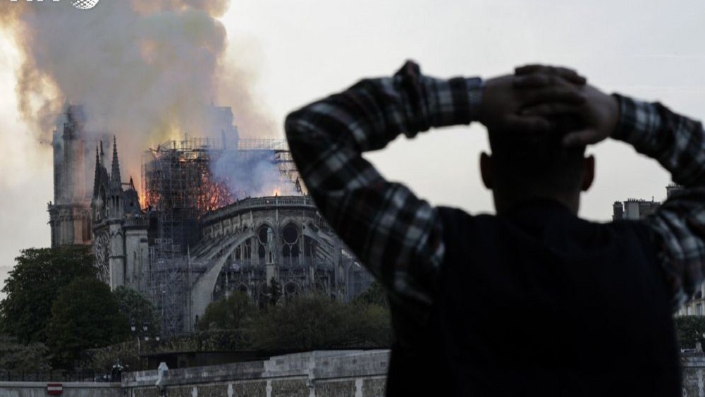 Macron comparte el ‘dolor de toda una nación’ por incendio de Notre-Dame