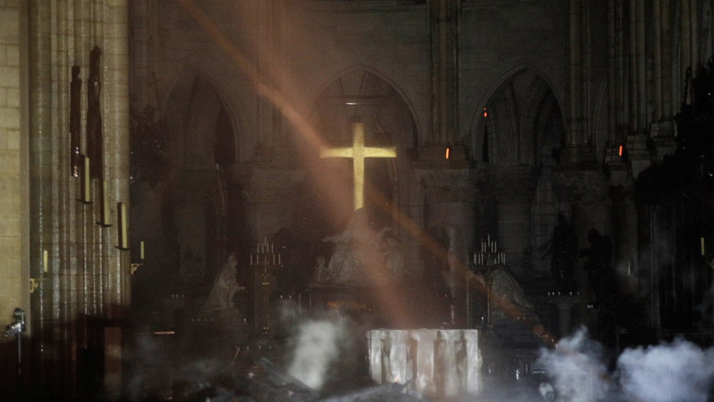 Controlan incendio en catedral de Notre-Dame