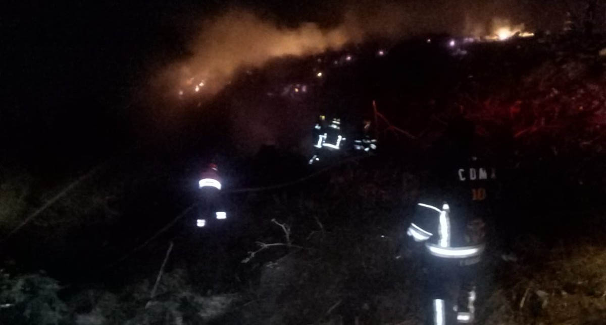 Controlan incendio en pastizal de panteón en Iztapalapa