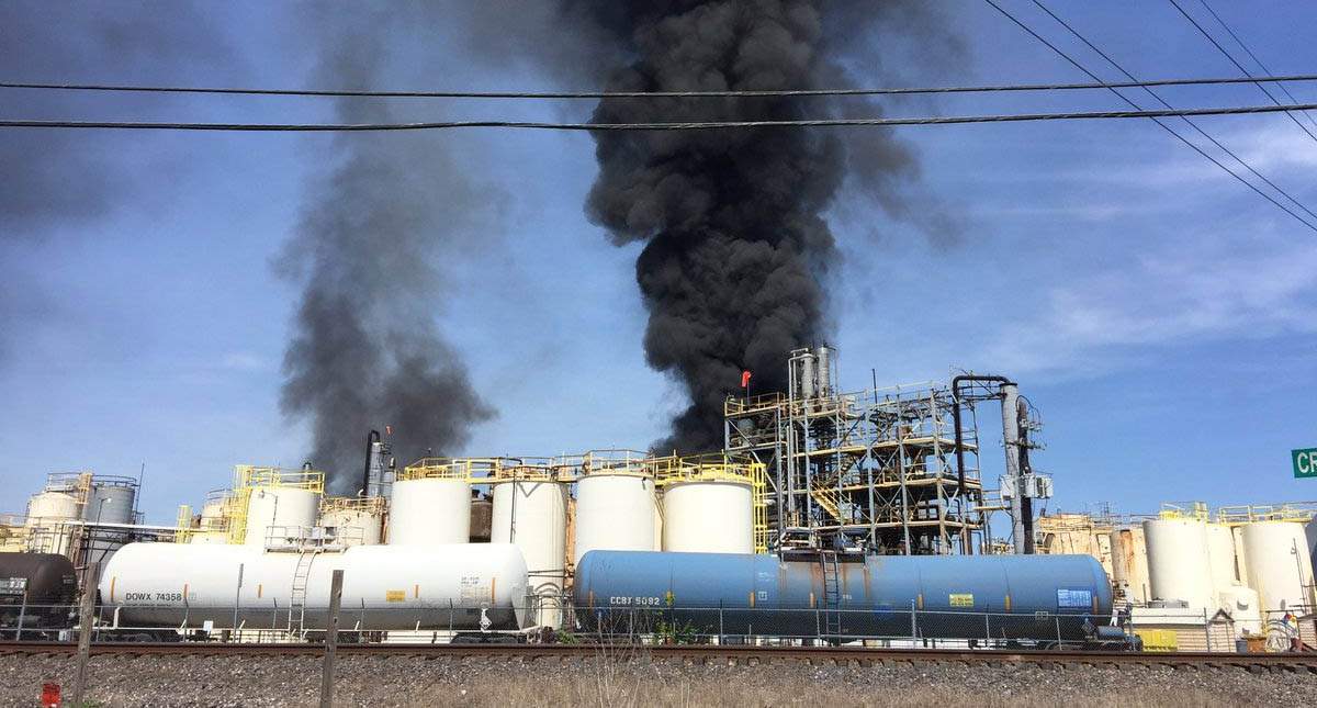 Incendio en planta química de Texas deja al menos un muerto