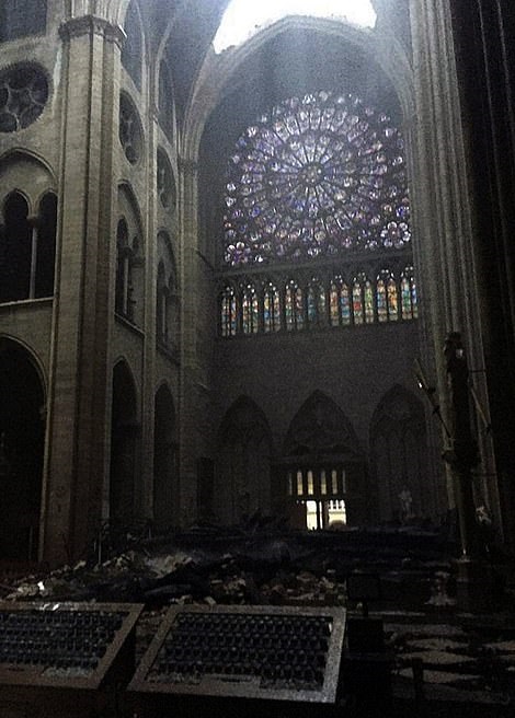 Rosetones de Notre-Dame sobrevivieron intactos a incendio - interior-de-la-catedral-con-vista-a-uno-de-los-rosetones