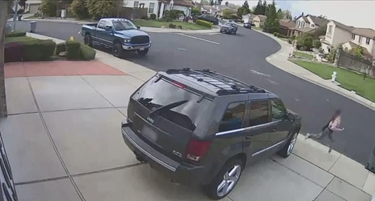 #Video Joven escapa de hombre que la perseguía en un auto en California