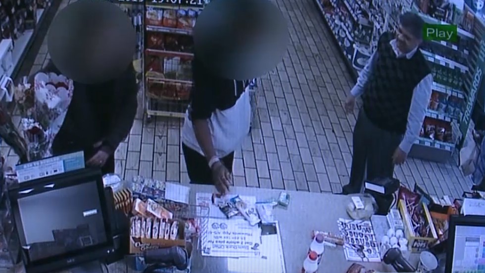 #Video Sorprende a joven robando y lo ayuda con comida - joven-tuvo-que-regresar-los-dulces-para-en-su-lugar-llevarse-comida