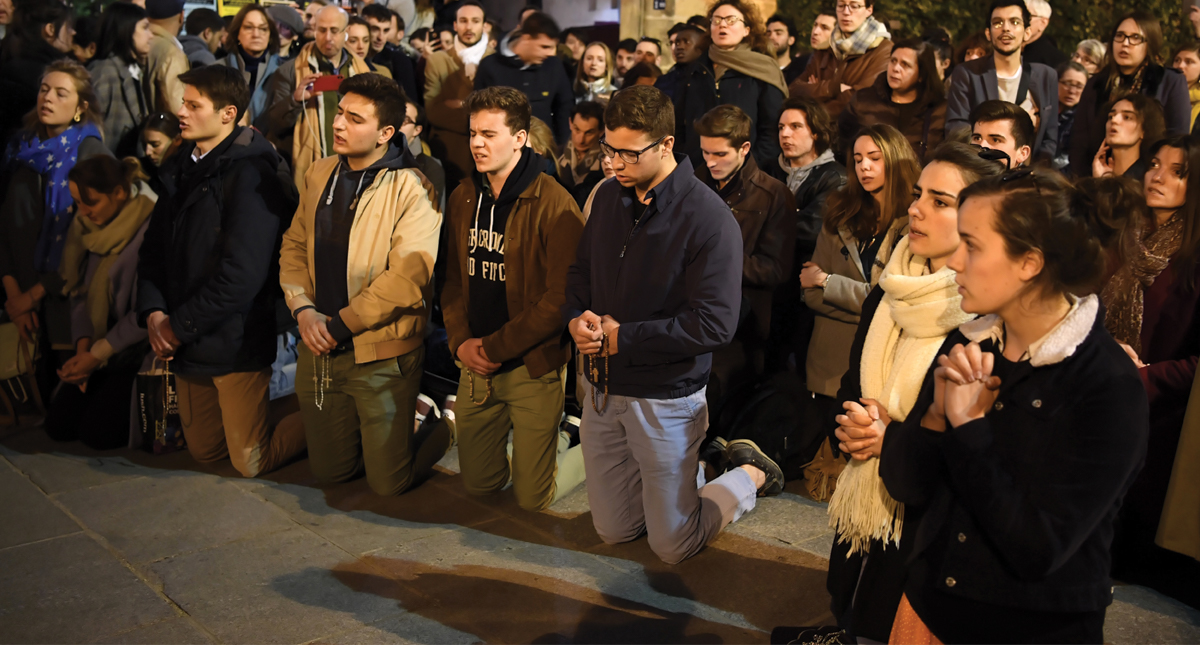 #Video Parisinos cantan frente a incendio en Notre-Dame - jovenes-en-notredame