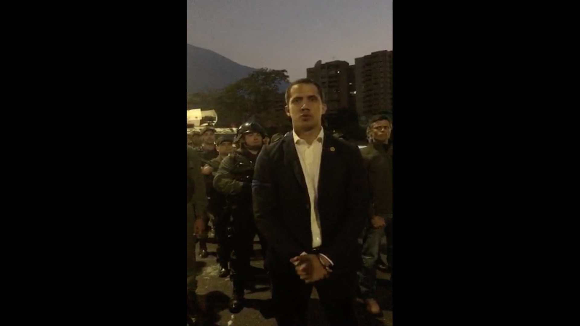 Guaidó anuncia apoyo de “valientes soldados” desde base militar en Caracas