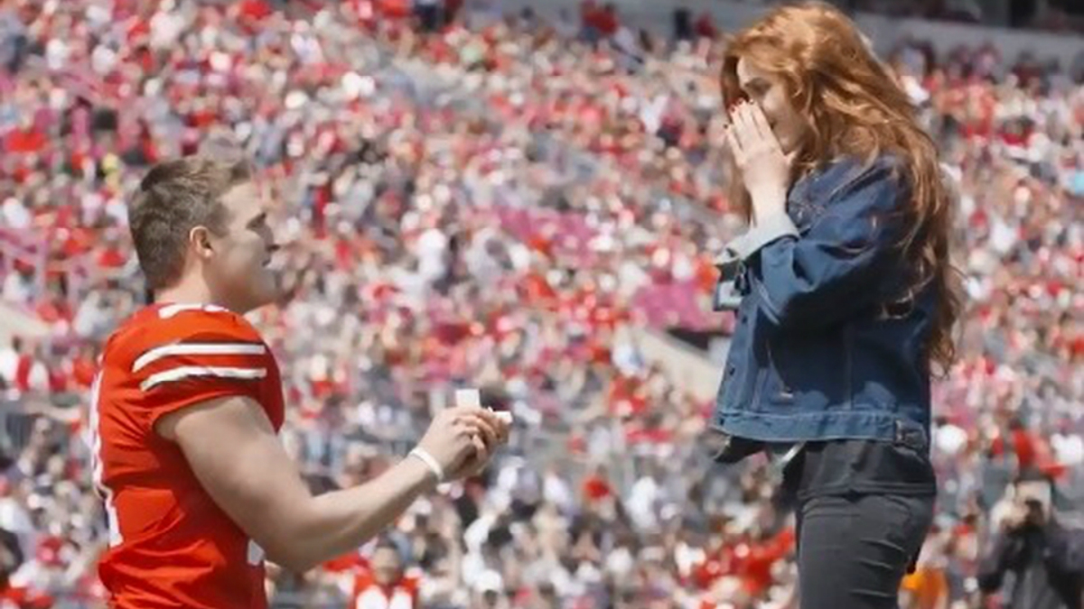 #Video Jugador de americano le propone matrimonio a su novia en pleno campo